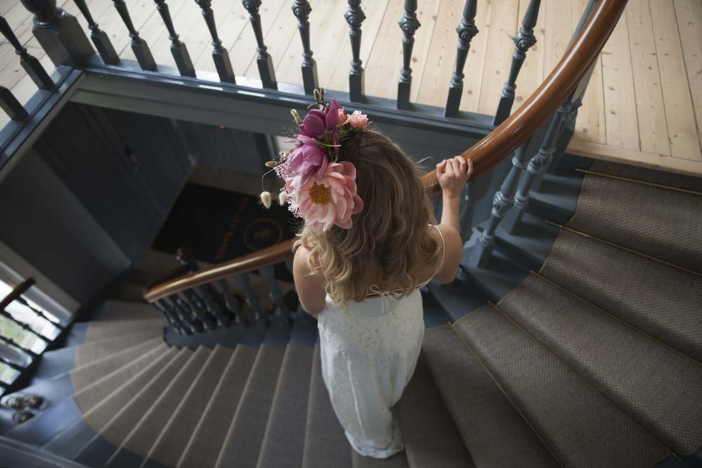 Bord dekket for konferanse, og lerret med projektor i bakgrunnen