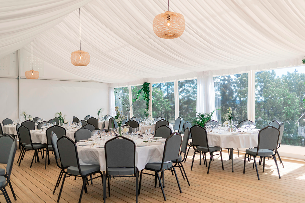 Dekket til selskap i hageteltet