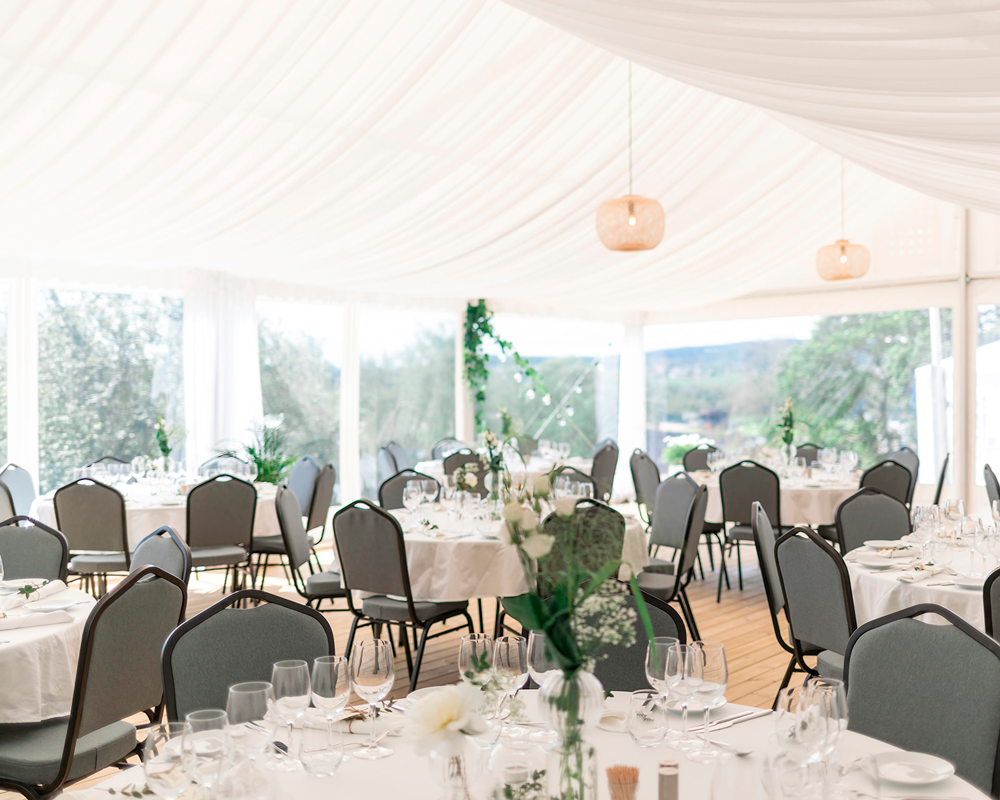 Bord dekket for selskap i hageteltet