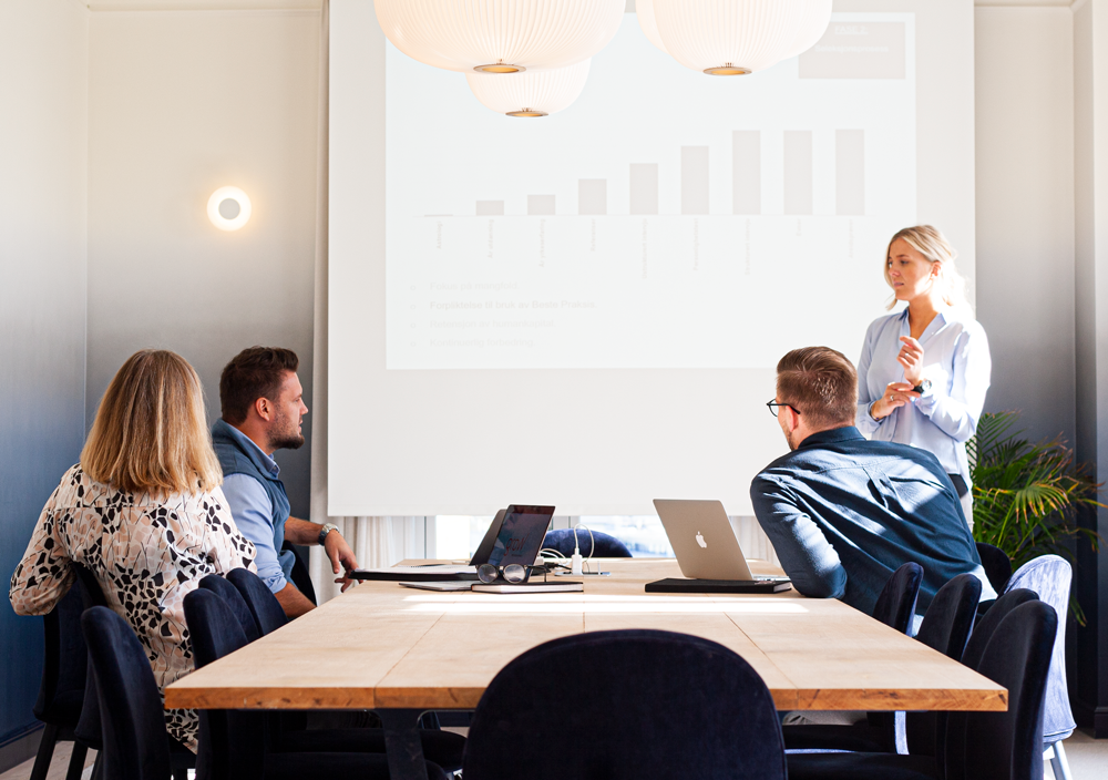 Møte med fire personer i det blå rommet