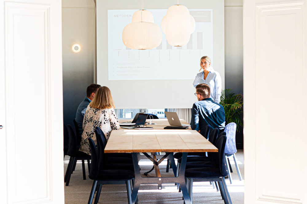 Møte med fire personer i det blå rommet