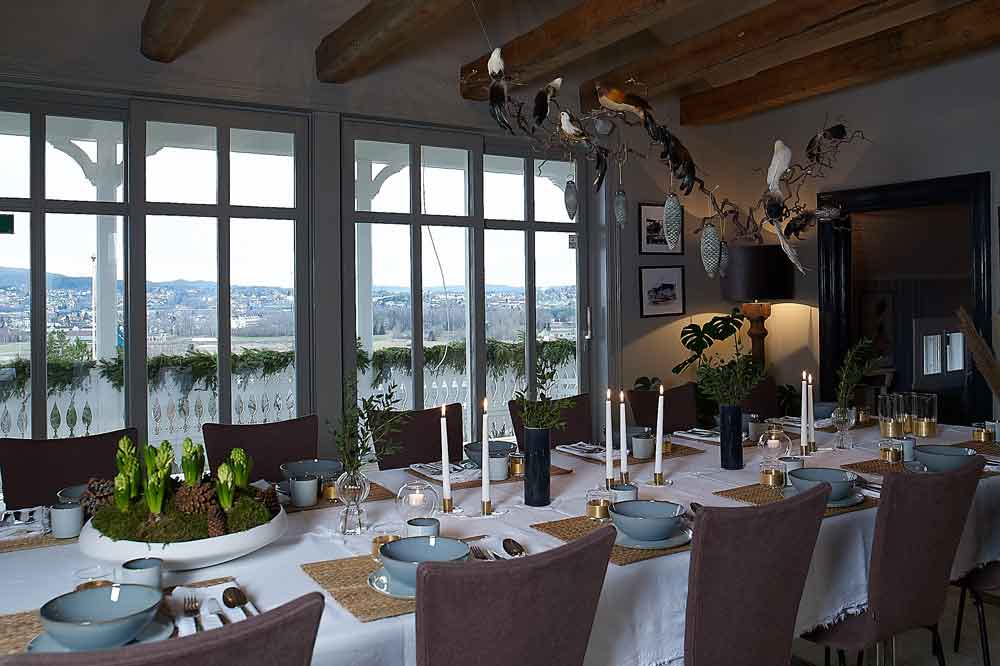 Oppdekket bord i Himmelrommet, med utsikt gjennom vinduet