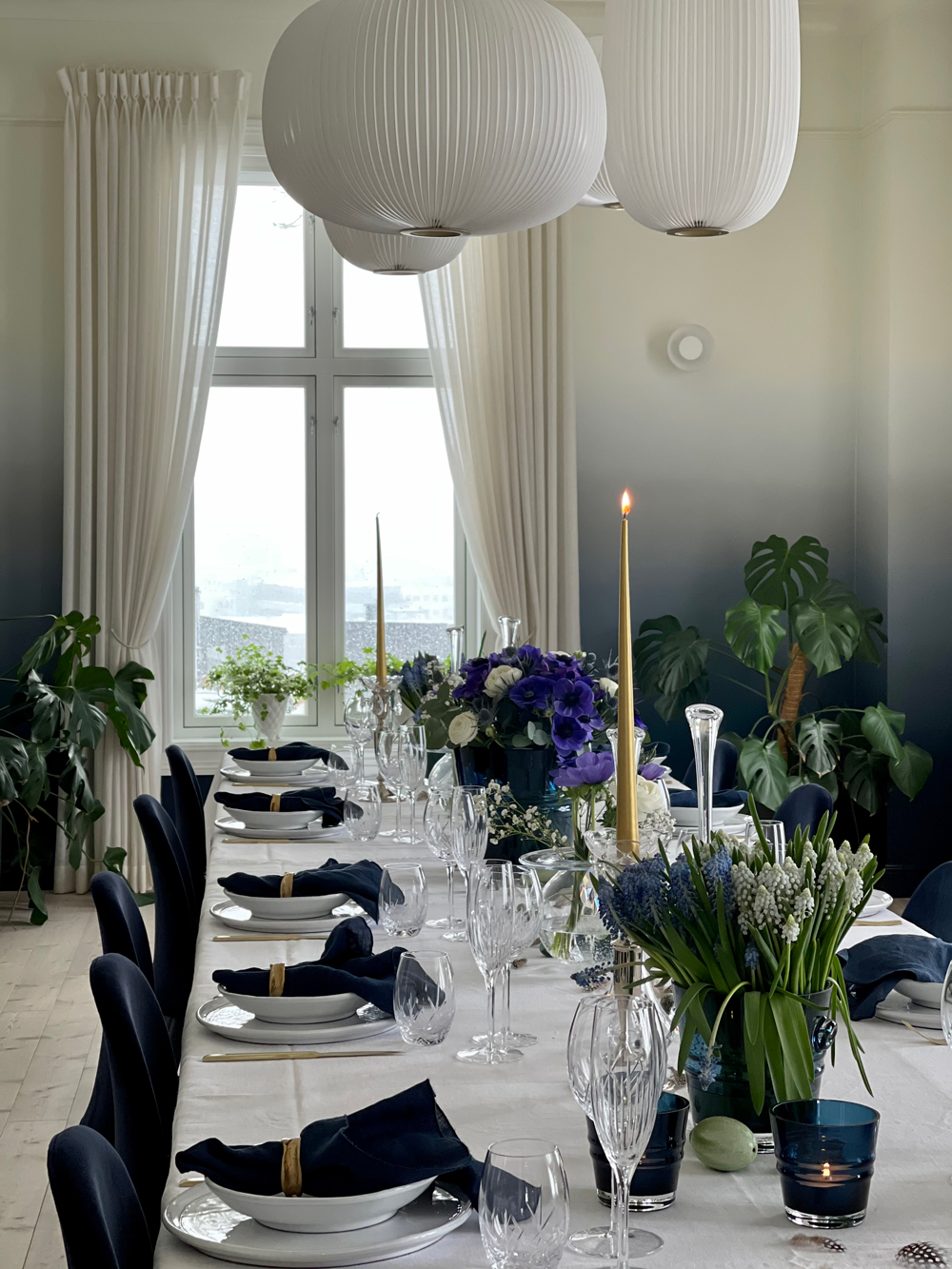 Bord dekket i blått og hvitt i det blå rommet