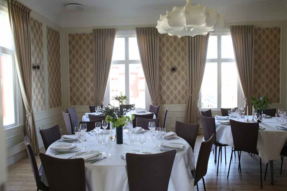 oppdekk-smaabord-storstuen-kjeller-gard-liten