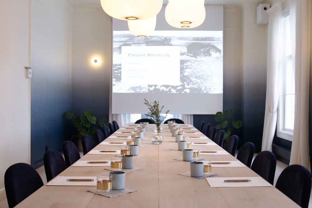 Blomster og glass på dekket bord hos Kjeller Gaard