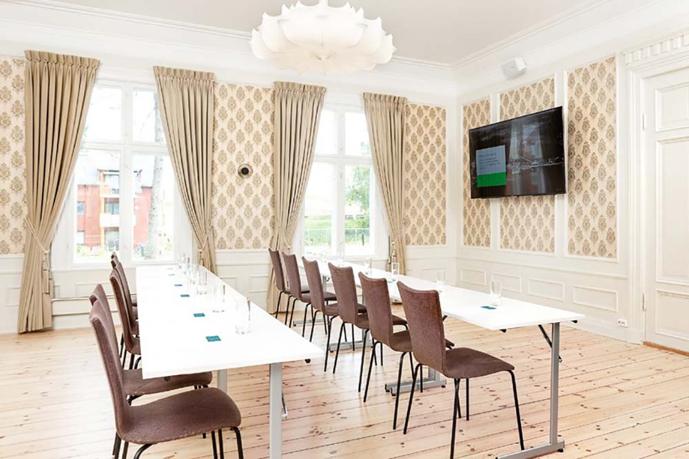 Møterom med to rader med pulter i Storstuen