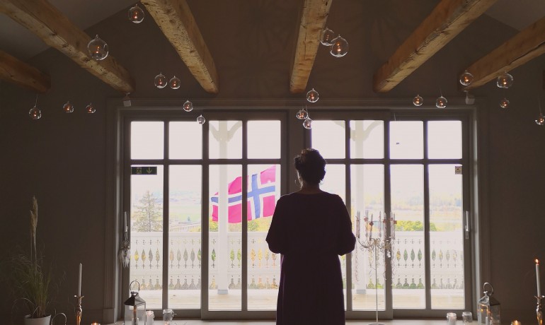 dame-forventning-kjeller-gaard-liten