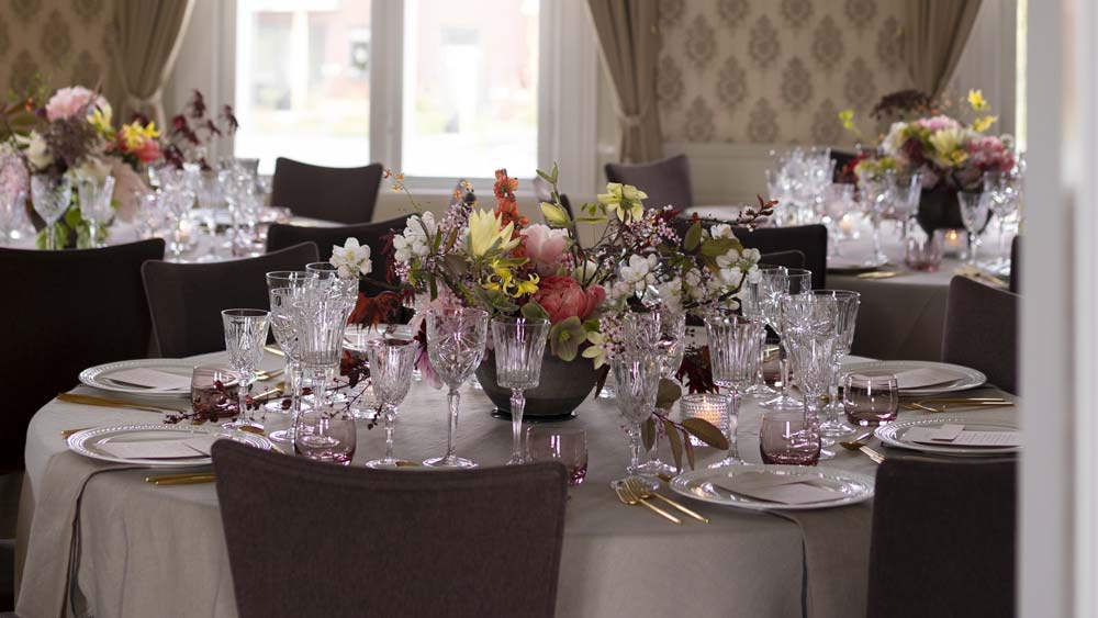 Bord dekket i Storstuen, med blomster