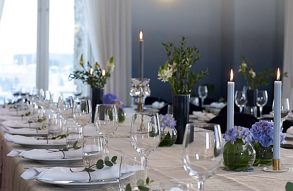 Dekket bord med blomster i Det blå rommet