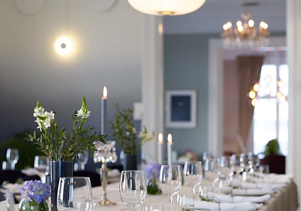 Dekket bord med blomster i Det blå rommet