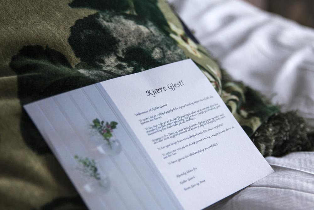 Velkomsbeskjed ligger på puten