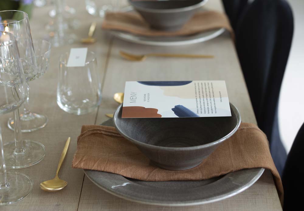 Bord dekket til selskap med menyer