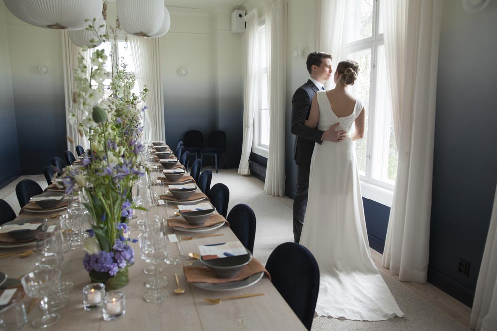 Bryllup på Kjeller Gaard – brudepar og oppdekket bord