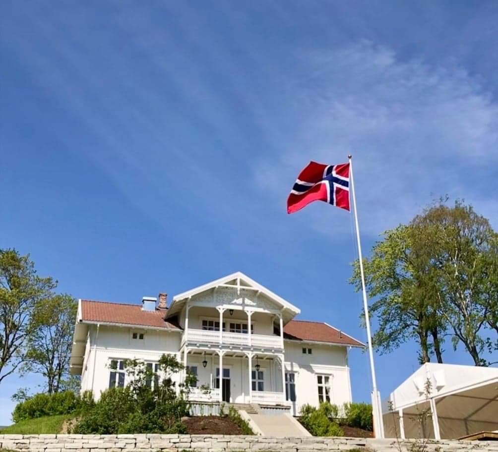 Kjeller Gaard har en vakker hage som er perfekt for sommeselskap