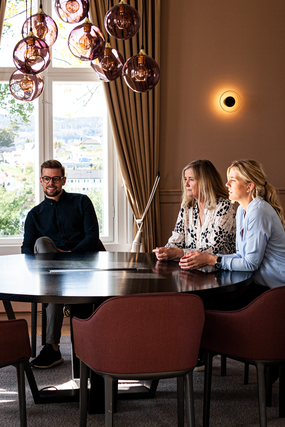 Møte med fire personer i hjørnerommet