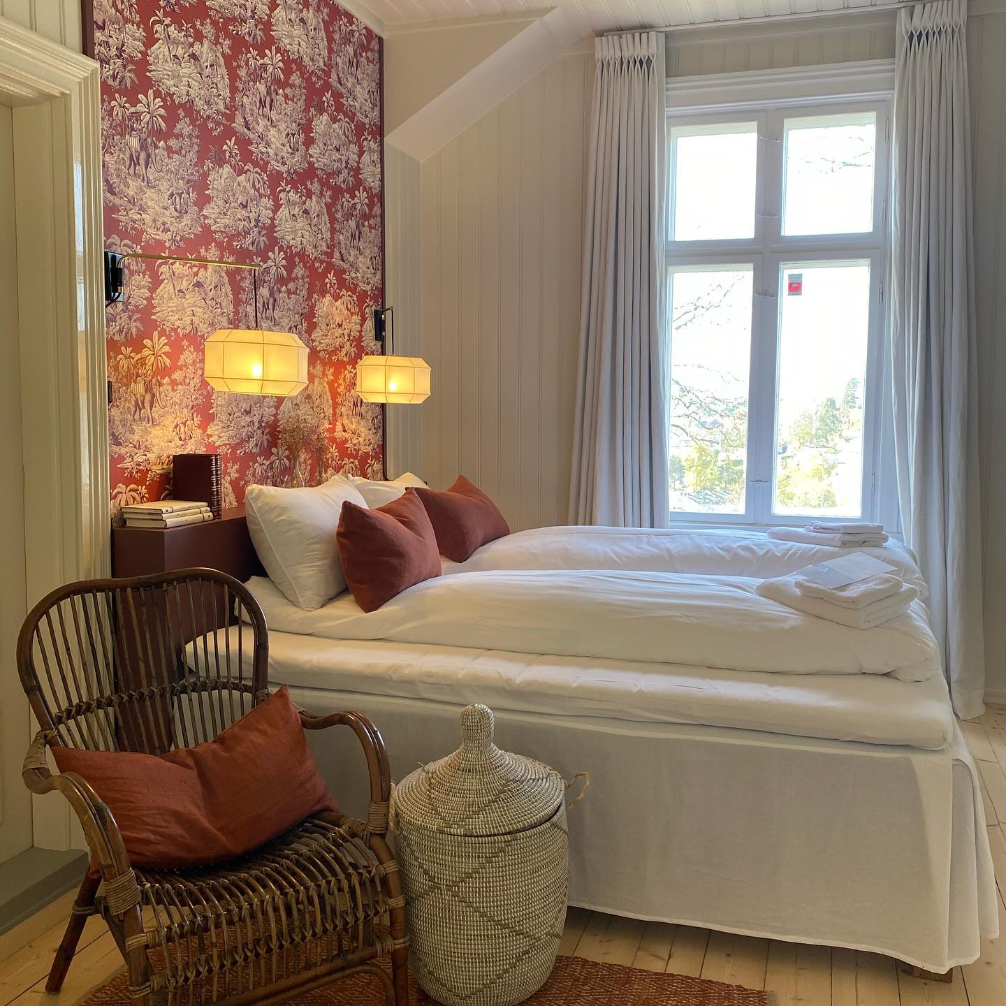 Bilde av Safarirommet med seng og fargerik tapet