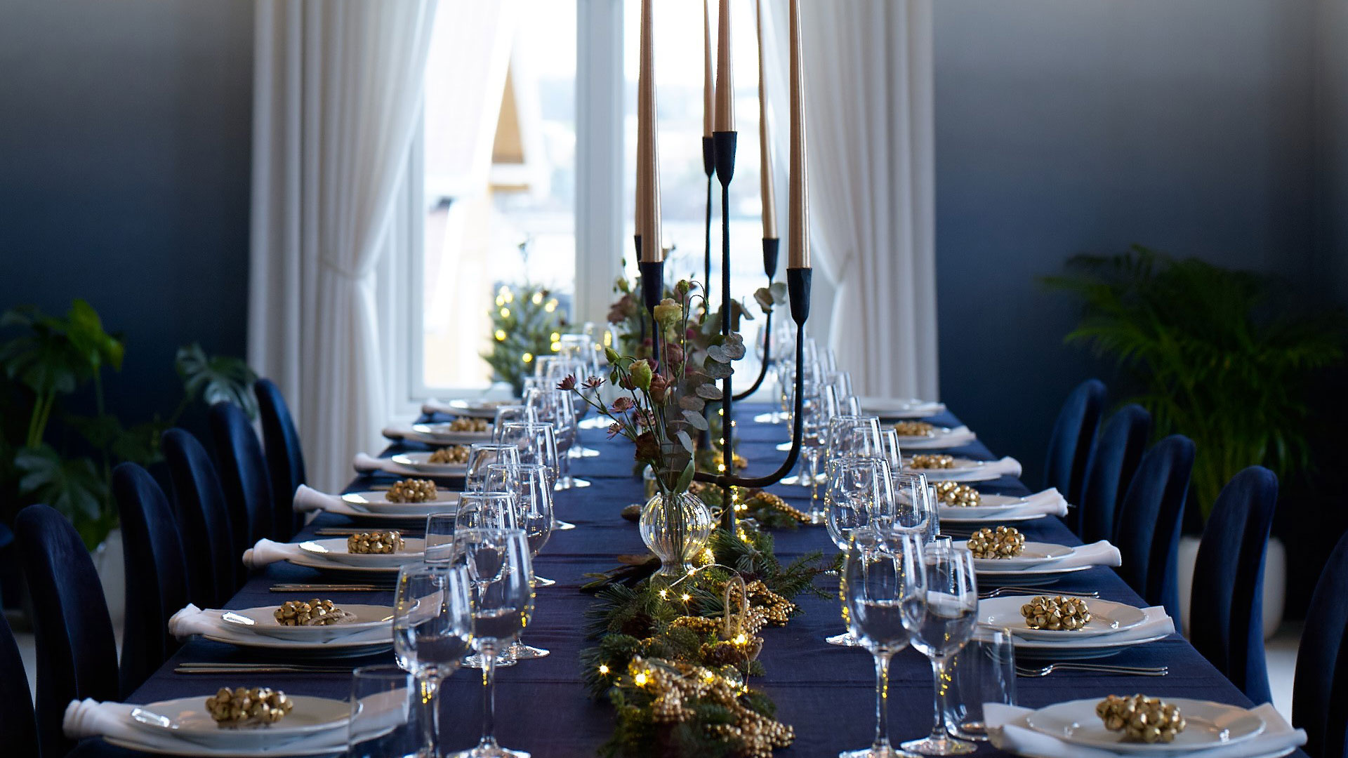 Langbord dekket for juleselskap i det blå rommet