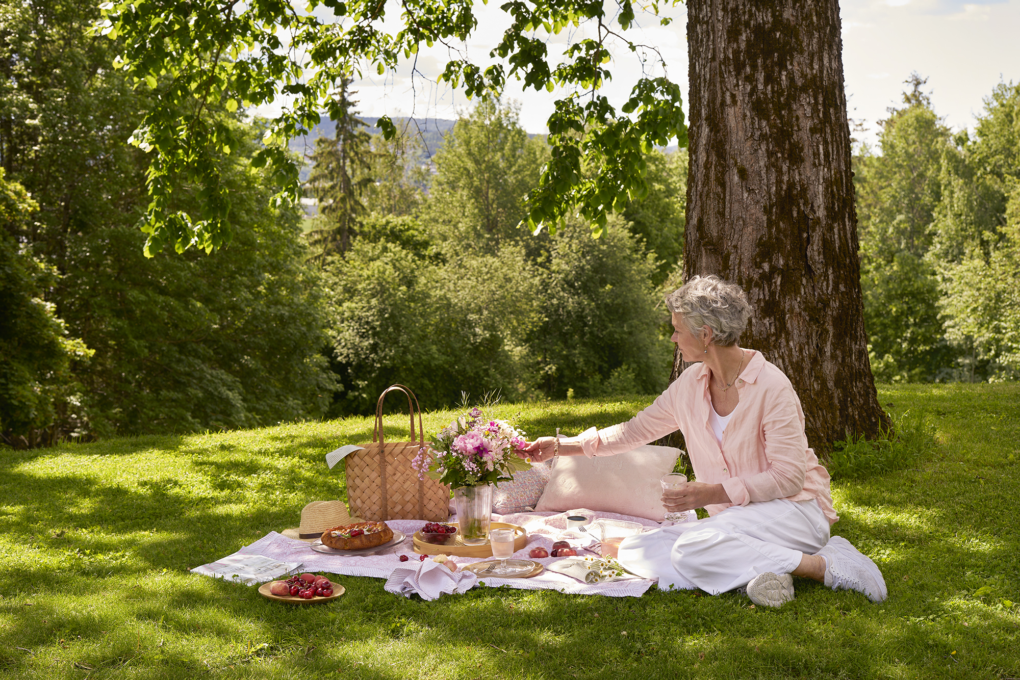 Picnic ute i hagen på Kjeller Gaard