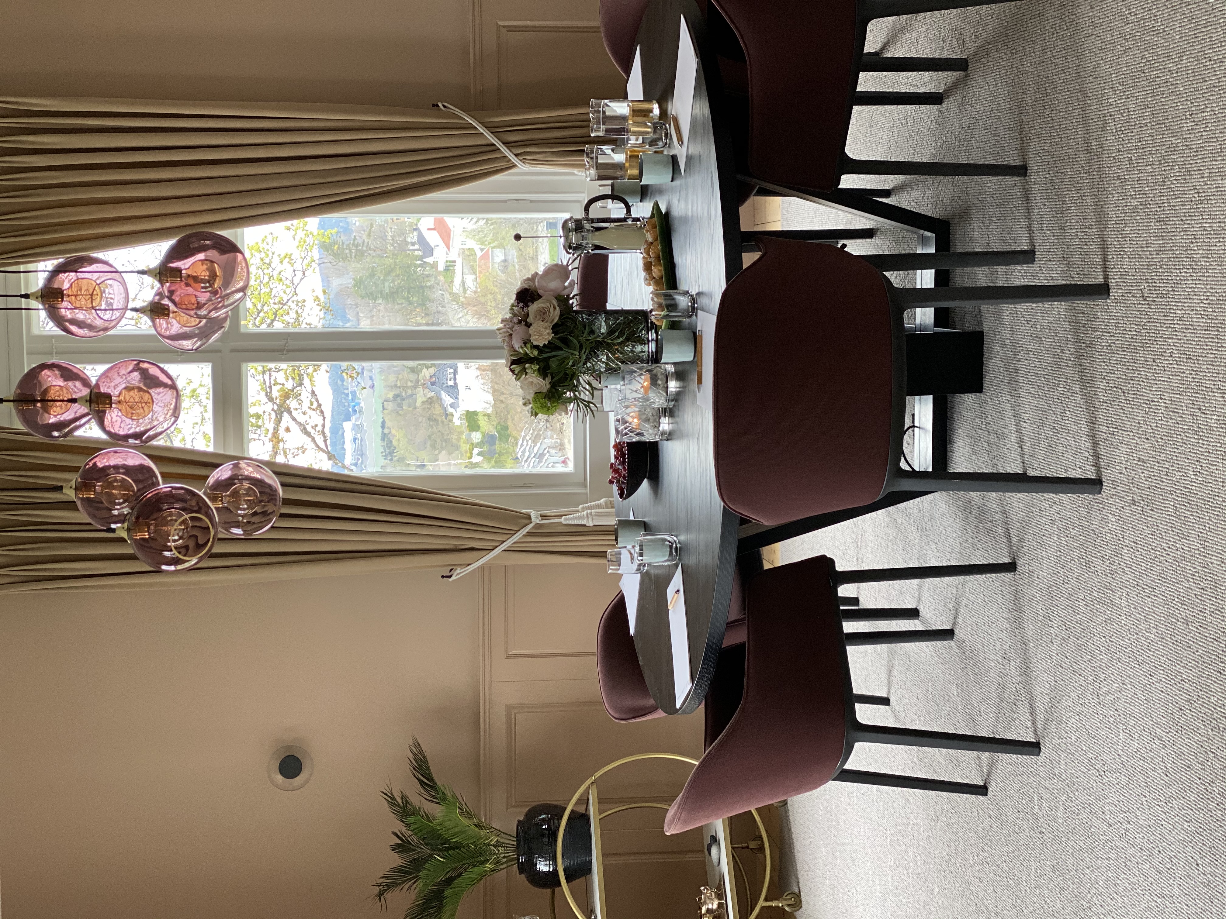 bilde fra hjørnerommet dekket opp til møte med kaffe og blomster